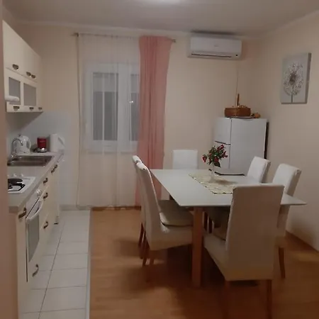 Orange Apartment *