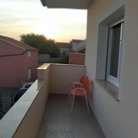 Orange Apartment Pridraga