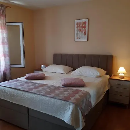 Orange Apartment *
